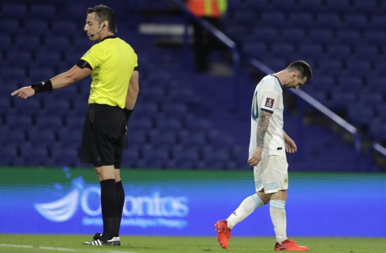 De VAR heeft z’n kuren: Lionel Messi ziet doelpunt afgekeurd worden, Argentinië verspeelt punten