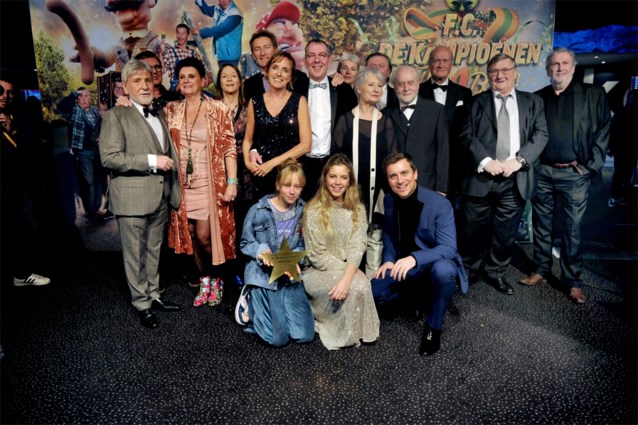 Ook de Kampioenen zitten al in kerstsfeer: opnames van special van start gegaan, acteurs staan stil bij overleden Johny ‘Xavier’ Voners