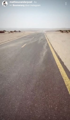Intussen aan de andere kant van de wereld: Mathieu van der Poel zoekt de mooie uitzichten op (en z’n Roxanne is er ook bij)