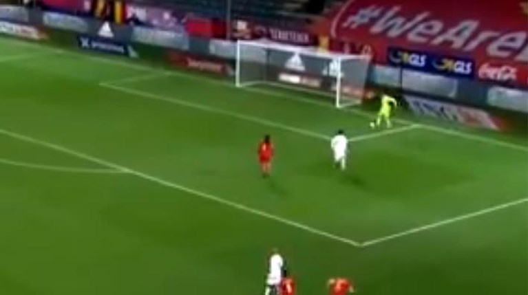 Thibaut Courtois blundert, maar gelukkig zonder gevolgen: “Eden zal zeker lachen met hem”