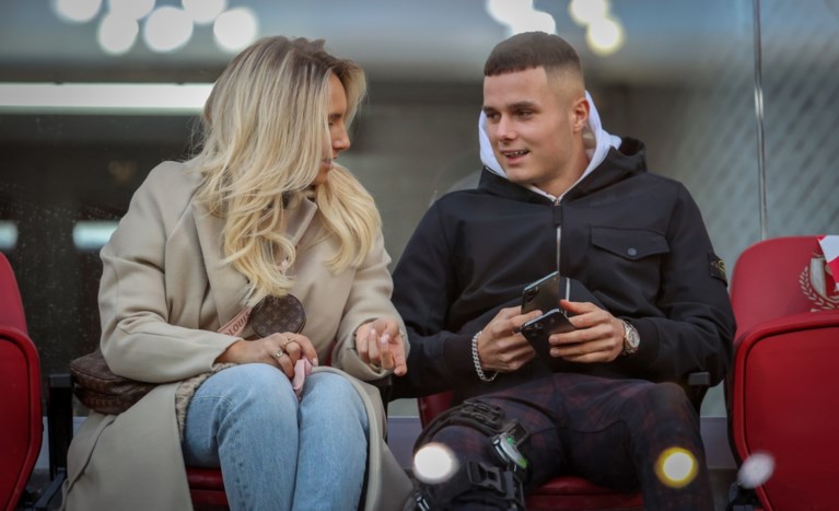 Zinho Vanheusden komt op zijn krukken Standard aanmoedigen