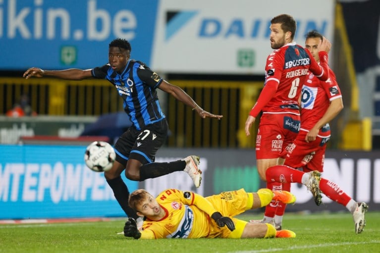 Leider Club Brugge moeizaam voorbij KV Kortrijk dankzij spectaculair doelpunt van Noa Lang