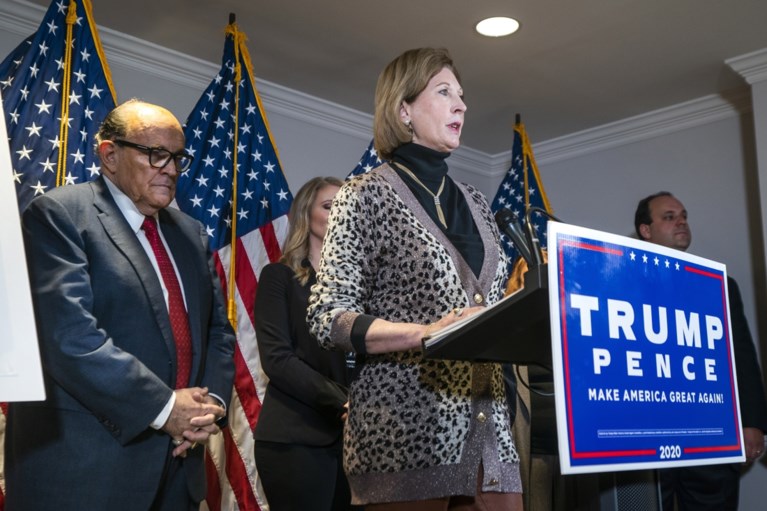 Trump-campagne verbreekt banden met advocate die zelfs voor de president te ver gaat: “Het wordt Bijbels, ik zal de Kraken loslaten!”