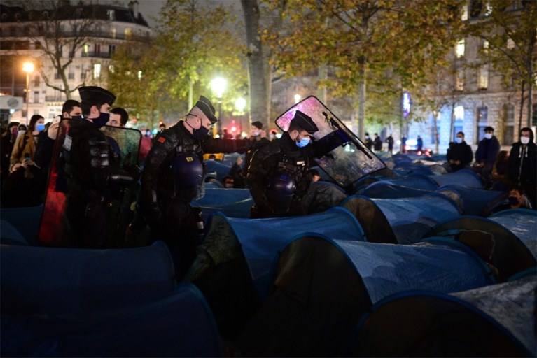 Franse politie ontmantelt tentenkamp in Parijs hardhandig