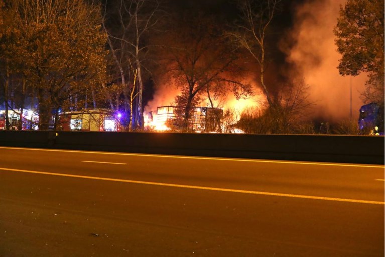 Drie vrachtwagens branden uit na zwaar ongeval op E34: geknelde chauffeur komt om het leven