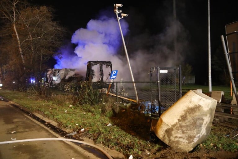 Drie vrachtwagens branden uit na zwaar ongeval op E34: geknelde chauffeur komt om het leven