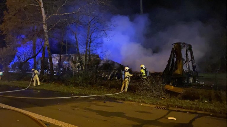 Drie vrachtwagens branden uit na zwaar ongeval op E34: geknelde chauffeur komt om het leven
