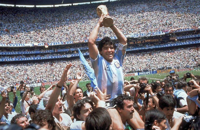 Argentijnse voetballegende Diego Maradona op 60-jarige leeftijd overleden na hartstilstand