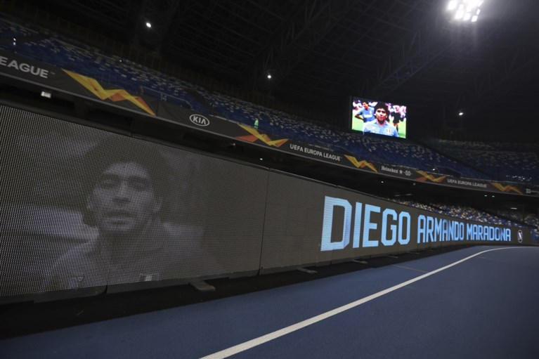 IN BEELD. Diego Maradona krijgt passend eerbetoon voor Europese wedstrijd van ex-club Napoli