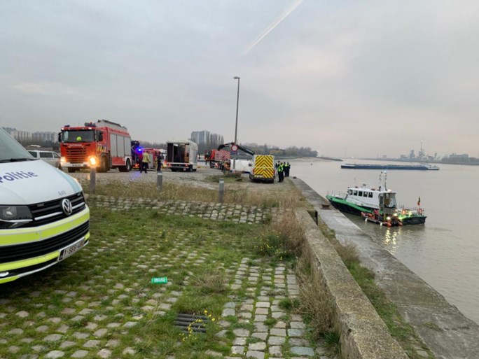 Politie vindt lichaam in het water tijdens reddingsactie van hondje dat vastzit in modder