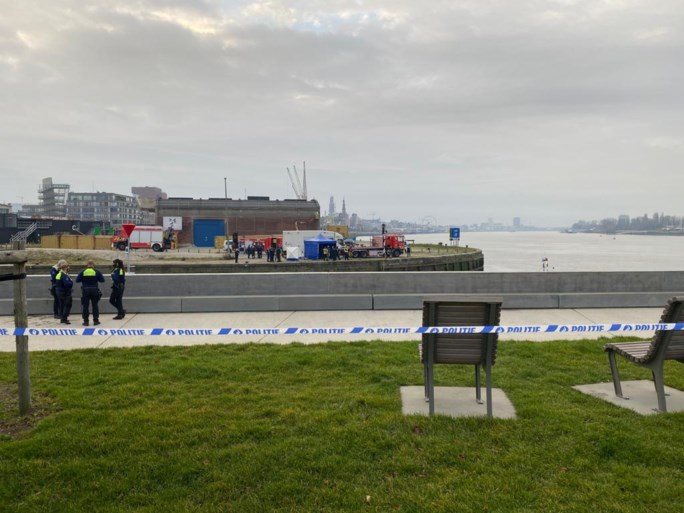 Politie vindt lichaam in het water tijdens reddingsactie van hondje dat vastzit in modder