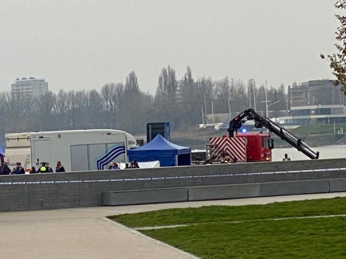 Politie vindt lichaam in het water tijdens reddingsactie van hondje dat vastzit in modder