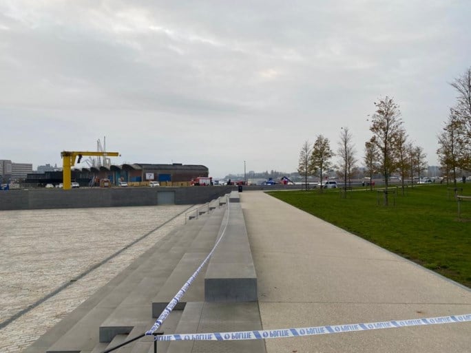 Politie vindt lichaam in het water tijdens reddingsactie van hondje dat vastzit in modder