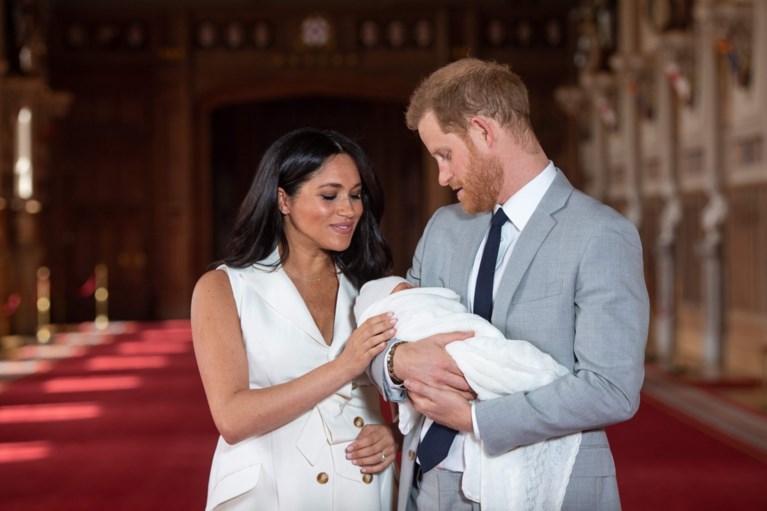 Meghan Markle onthult dat ze miskraam heeft gehad: “Terwijl ik mijn eerste kind stevig vastklampte, wist ik dat ik mijn tweede aan het verliezen was”