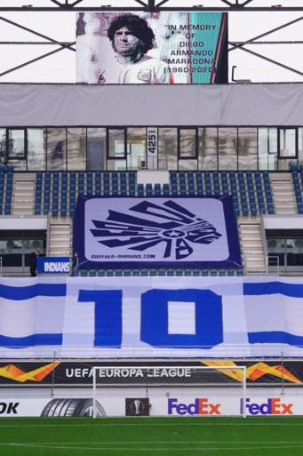 Diego Maradona geëerd met enorm spandoek in de Ghelamco Arena