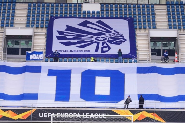 Diego Maradona geëerd met enorm spandoek in de Ghelamco Arena