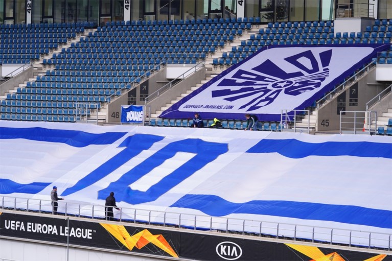 Diego Maradona geëerd met enorm spandoek in de Ghelamco Arena