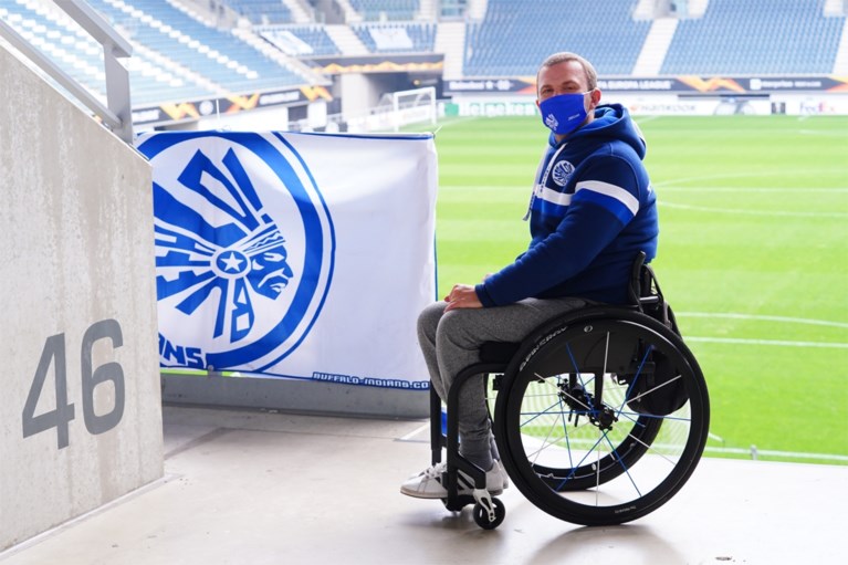 Diego Maradona geëerd met enorm spandoek in de Ghelamco Arena