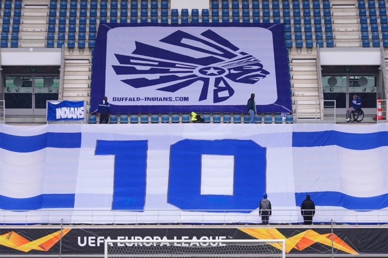 Diego Maradona geëerd met enorm spandoek in de Ghelamco Arena