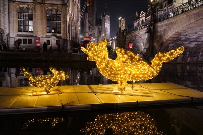De lichtgevende draakjes zijn aangestoken in Gent