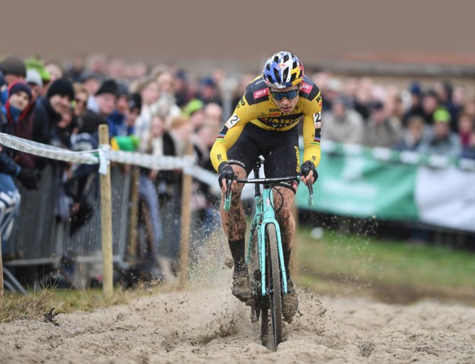 Wout van Aert over zijn terugkeer in Kortrijk: “Ik blijf niet in het veld om gewoon mee te rijden, ik wil winnen”