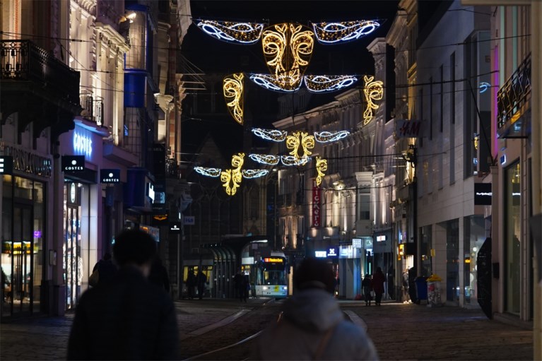 De lichtgevende draakjes zijn aangestoken in Gent