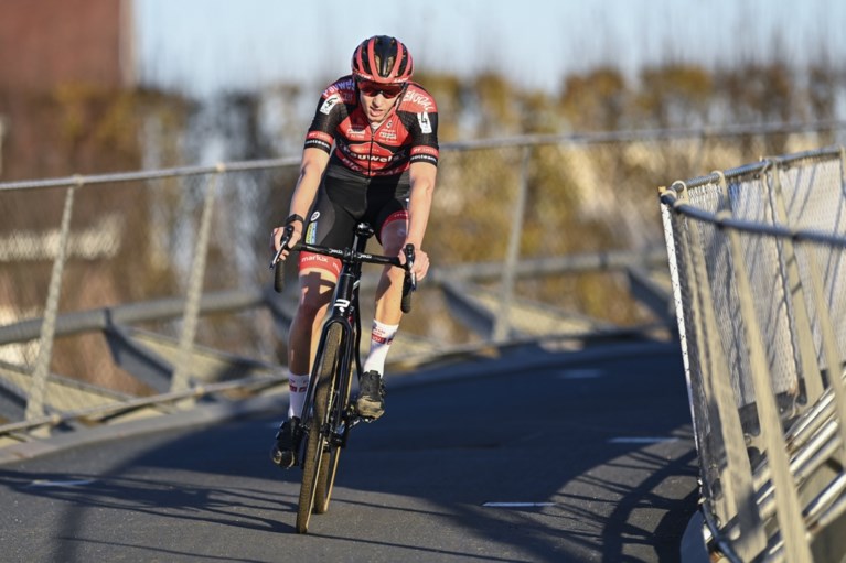 UITSLAG URBAN CROSS KORTRIJK. Eli Iserbyt wint na late uitval, Wout van Aert bij terugkeer in veldrijden meteen derde