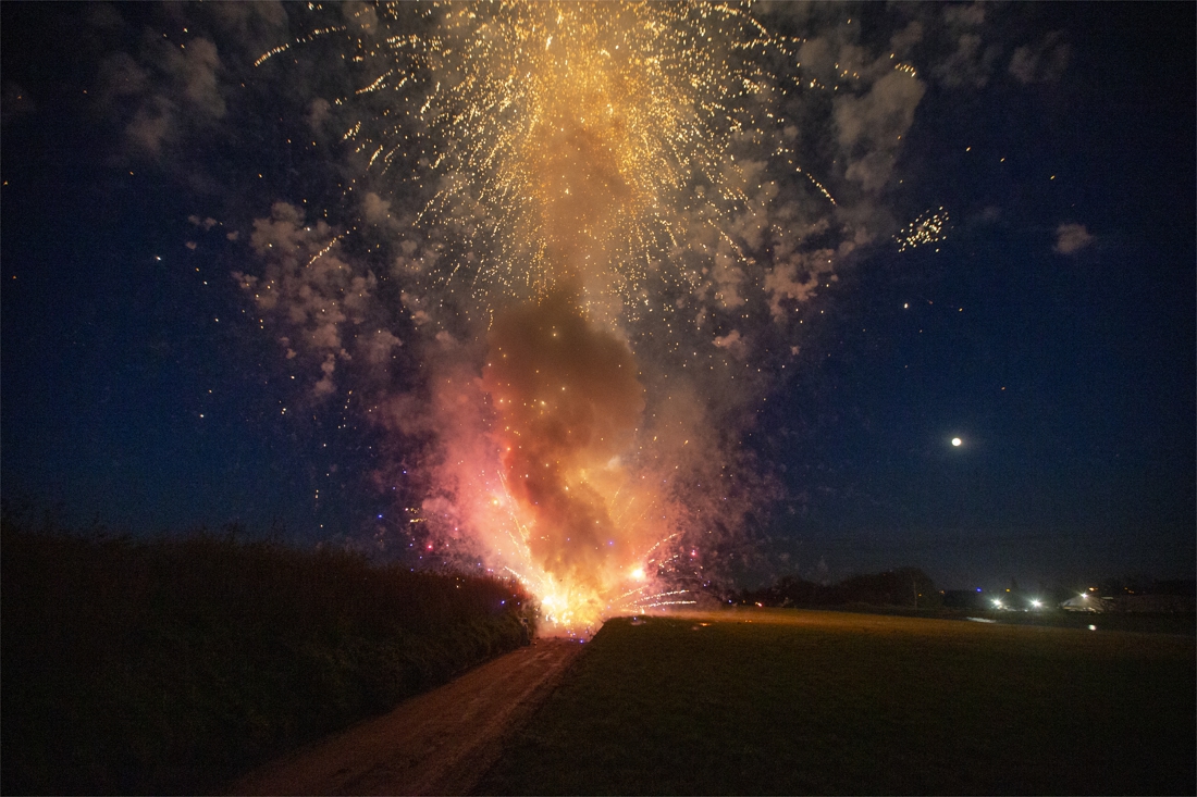 Fireworks shop blasts stock into the air due to fireworks ban: … (Kortrijk)