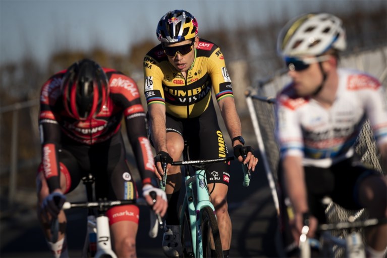Terugkerende Wout van Aert in eerste cross meteen op podium: “Ik had dit vooraf niet verwacht”