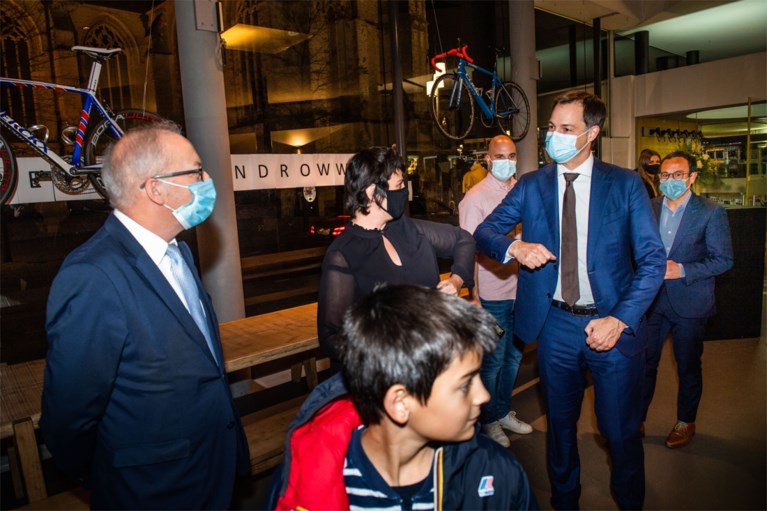 Premier De Croo van de Wetstraat naar de Flandrien: “Mijn zoon Tobias is net iets meer fan van Wout en Gabriël iets meer van Remco”