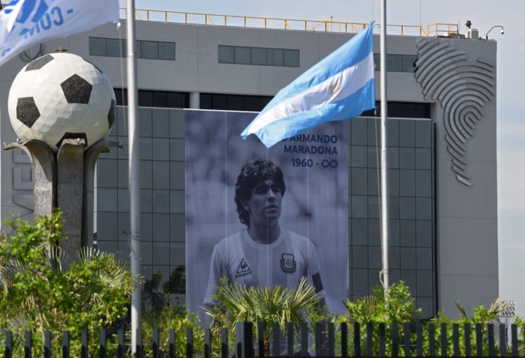Huiszoeking bij persoonlijke arts van Maradona, die reageert gepikeerd: “Alles gedaan voor onhandelbare patiënt”