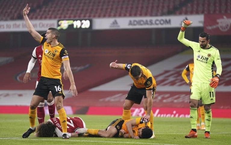 Wolverhampton-spits Jimenez blijft minutenlang bewegingloos liggen na keiharde botsing