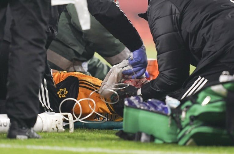Wolverhampton-spits Jimenez blijft minutenlang bewegingloos liggen na keiharde botsing