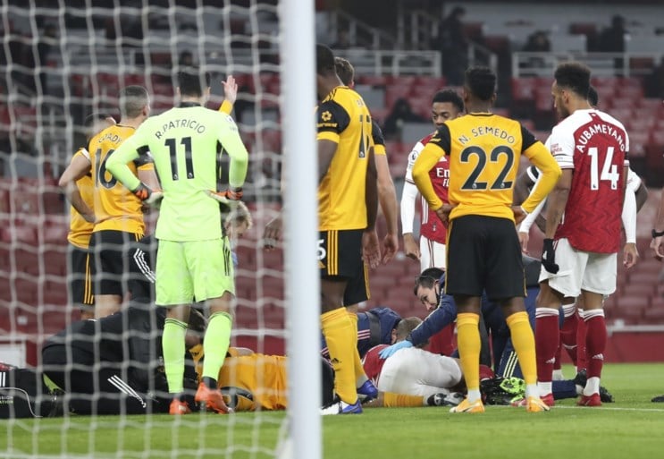 Wolverhampton-spits Jimenez blijft minutenlang bewegingloos liggen na keiharde botsing