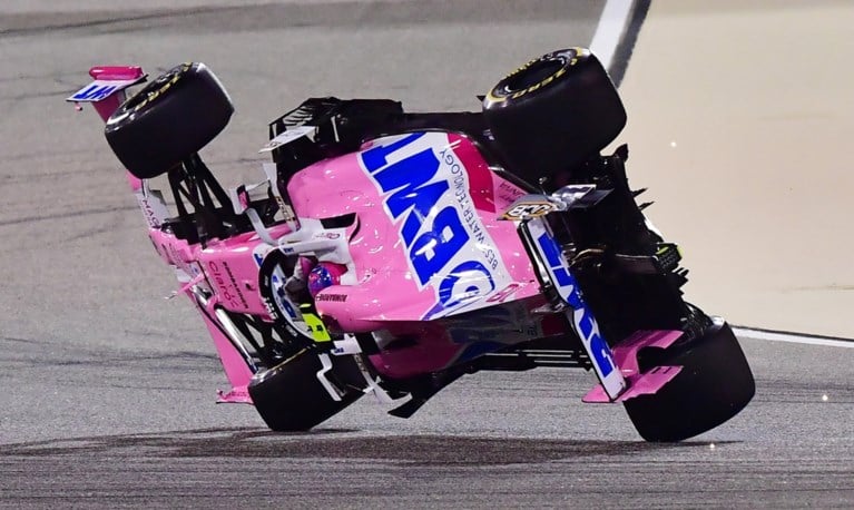 Lewis Hamilton wint vijfde race op rij in Bahrein, maar wedstrijd wordt ontsierd door huiveringwekkend ongeval