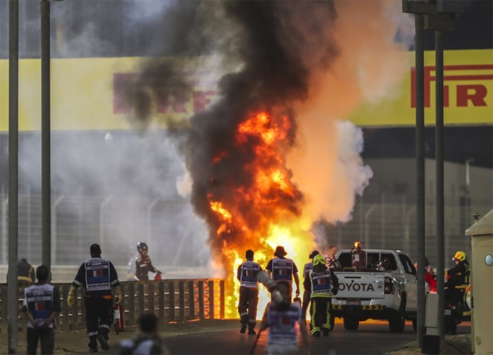 Horrorcrashes in Formule 1: piloot ontsnapt aan de dood nadat wagen in vuurbal verandert, andere auto landt ondersteboven