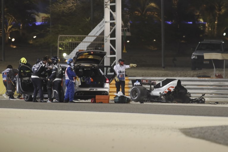 Horrorcrashes in Formule 1: piloot ontsnapt aan de dood nadat wagen in vuurbal verandert, andere auto landt ondersteboven