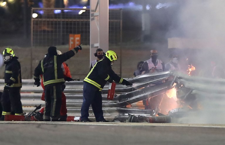 Horrorcrashes in Formule 1: piloot ontsnapt aan de dood nadat wagen in vuurbal verandert, andere auto landt ondersteboven