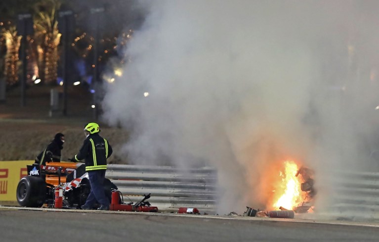 Horrorcrashes in Formule 1: piloot ontsnapt aan de dood nadat wagen in vuurbal verandert, andere auto landt ondersteboven