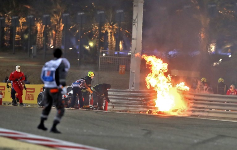 Horrorcrashes in Formule 1: piloot ontsnapt aan de dood nadat wagen in vuurbal verandert, andere auto landt ondersteboven