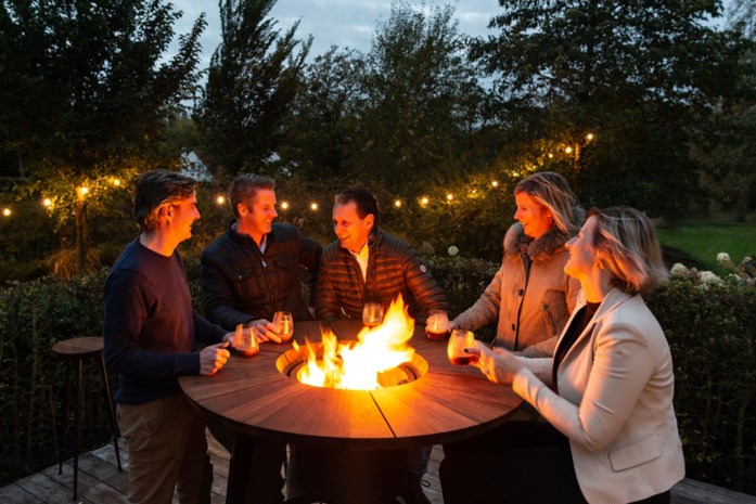 Trappenbouwer maakt tuintafel met vuurkorf voor wie kerst bu