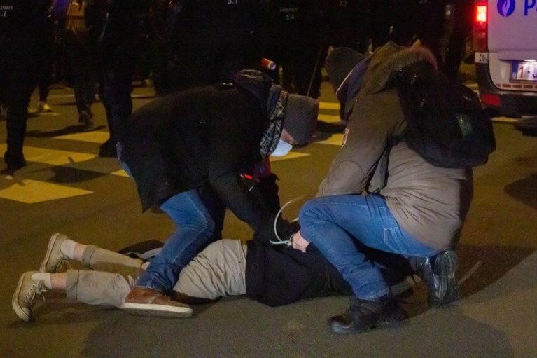 Organisatoren van coronaprotestmars Luik zoeken getuigen van “repressie” door politie