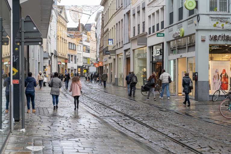 Er zijn nog zekerheden: de winkels zijn weer open en daar is de wachtrij aan de Primark
