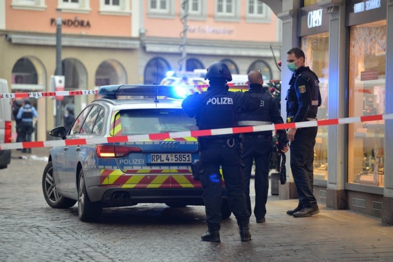 “Het is een horrorscène”: auto rijdt in op voetgangers in Trier, vijf doden onder wie een baby