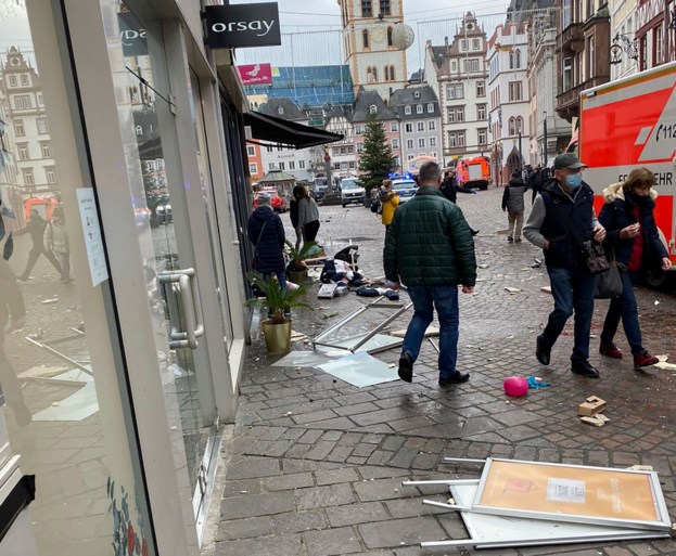 “Het is een horrorscène”: auto rijdt in op voetgangers in Trier, vijf doden onder wie een baby