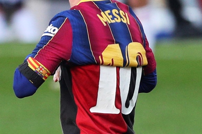 Messi krijgt boete van 600 euro voor eerbetoon aan Diego Maradona