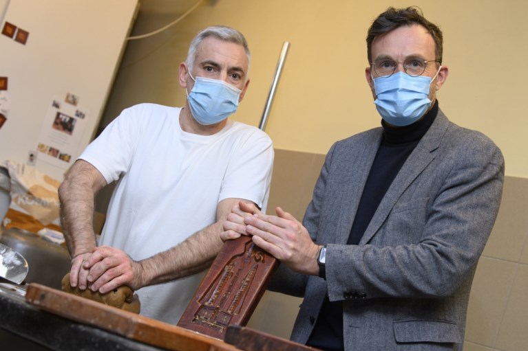 “U bent zelf een beleidsmaker en u respecteert niet eens de regels”: RTBF-journalist maakt zich kwaad op Pascal Smet tijdens bijeenkomst in kleine ruimte
