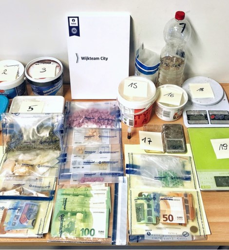 Machetes, matrakken, boksbeugels, kruisboog, vlindermessen,... : wapenarsenaal en drugs aangetroffen bij dealer thuis