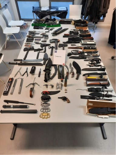 Machetes, matrakken, boksbeugels, kruisboog, vlindermessen,... : wapenarsenaal en drugs aangetroffen bij dealer thuis