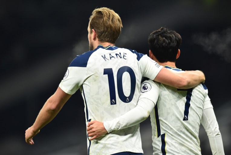 Pareltje van Son en onvermijdelijke Kane bezorgen efficiënt Tottenham zege tegen Arsenal